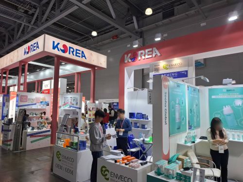 写真　手前が民間主導のパビリオン、奥がKOTRAのパビリオン（ジェトロ撮影）