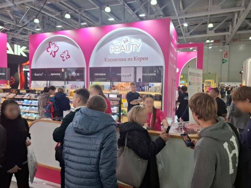 写真　「Keauty 韓国発の化粧品」の看板を掲げ、複数の韓国ブランドを紹介するブース（ジェトロ撮影）