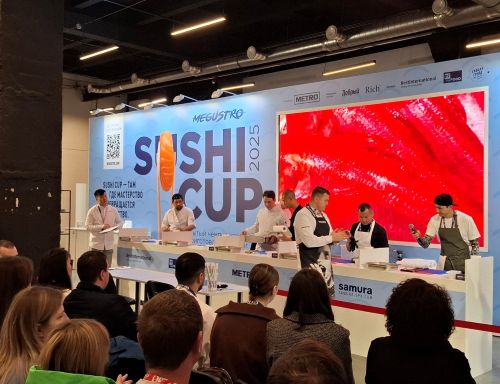 写真　コンテストの様子。ロシアの日本食レストランで腕を振るう地元料理人が審査員を務めた（ジェトロ撮影）