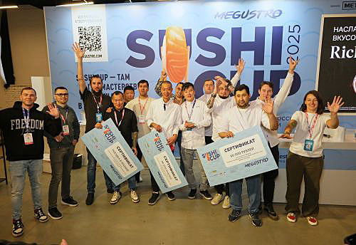 写真　モスクワとサンクトペテルブルクのすし職人3人がファイナルラウンドに臨んだ（主催者提供）