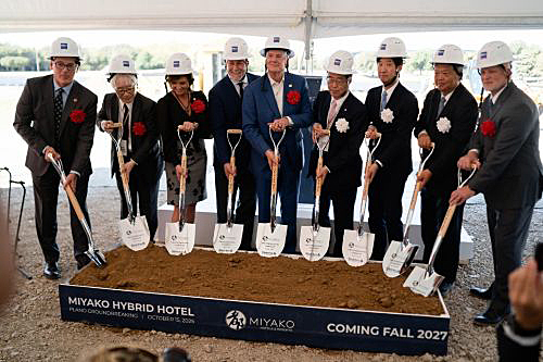 写真　ジョン・マンス・プレイノ市長（中央）、若井敬・近鉄グループホールディングス取締役社長（市長の右）、長沼善太郎・在ヒューストン日本総領事館総領事（左から2番目）（アメリカ近鉄興業提供）