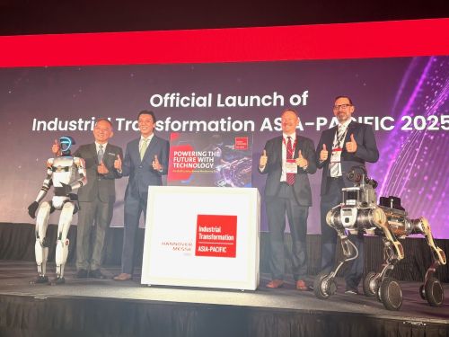 写真　ITAP2025開幕で記念撮影に応じるジェフリー・シオ運輸相代行（左から2人目）（ジェトロ撮影）