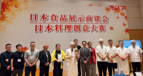 写真　料理コンテスト表彰式にて金杉大使と各参加者（ジェトロ撮影）