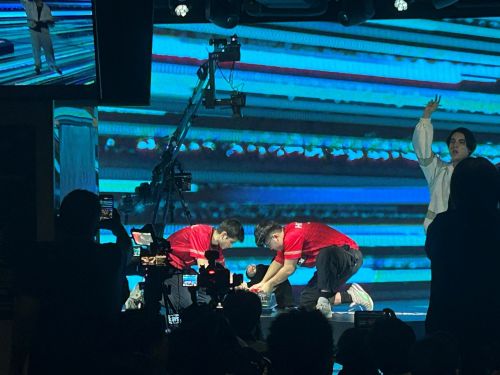 写真　オープンクラスの決勝戦に臨むイスタンブール大会選出のファーレッディン選手（左）と香港大会選出のカイル選手（ジェトロ撮影）