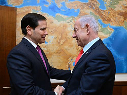 写真　握手するルビオ長官（左）とネタニヤフ首相（イスラエル政府報道室提供）