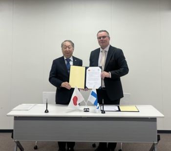 写真　山形大学とVTTとの包括連携協定の調印式（ジェトロ撮影）