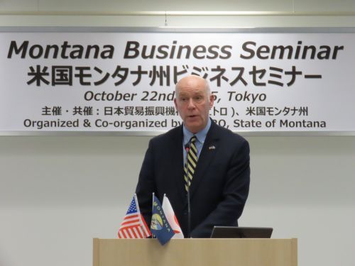 写真　講演するモンタナ州のジアンフォーテ知事（ジェトロ撮影）