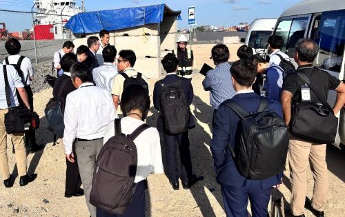 写真　Vreed en Hoop Shore Baseの説明を受ける日本企業（ジェトロ撮影）