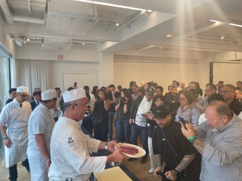 写真　試食用のマグロをカットするパフォーマンスの様子（ジェトロ撮影）