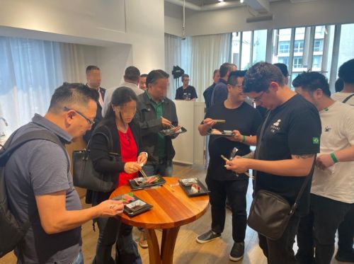 写真　マグロを試食する参加者たち（ジェトロ撮影）