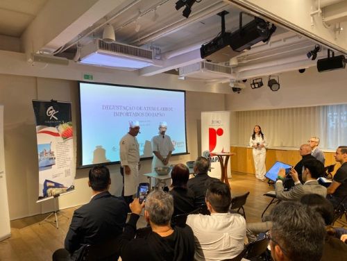 写真　シェフによるコメの調理方法の実演（ジェトロ撮影）