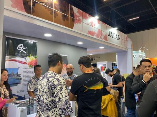 写真　マグロ、ハマチの試食に、人だかりができるジャパンパビリオンの様子（ジェトロ撮影）