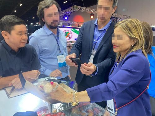 写真　ホタテのパッケージを手に取るバイヤー（ジェトロ撮影）