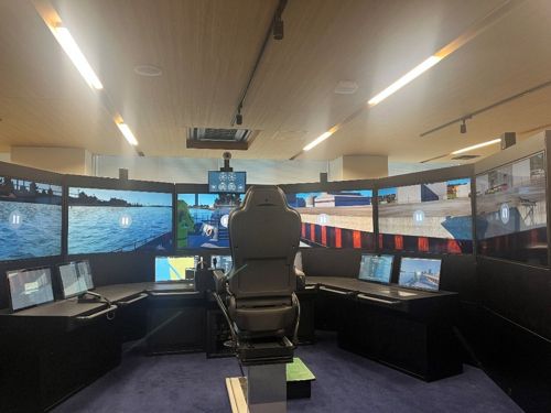 写真　最新鋭の操船シミュレーター（ジェトロ撮影）