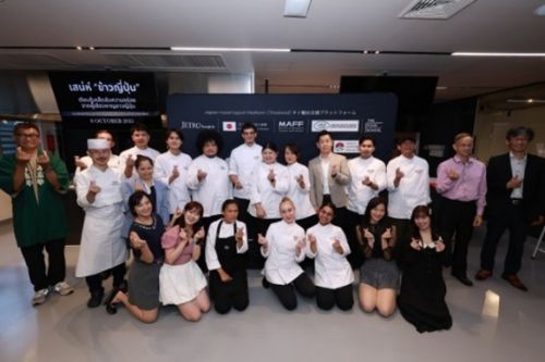 写真　受講者を交えた集合写真（ジェトロ撮影）