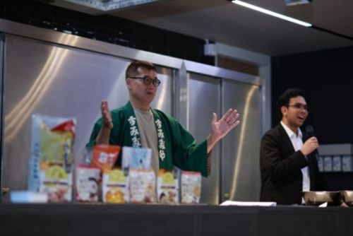 写真　片山講師による講座（ジェトロ撮影）