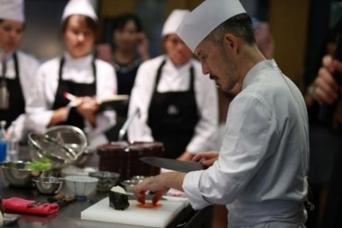 写真　吉田シェフによる調理実習（ジェトロ撮影）