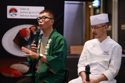 写真　パネルディスカッションで左が片山講師、右は吉田シェフ（ジェトロ撮影）