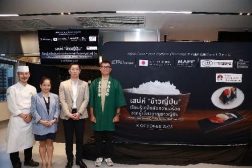 写真　クロージングセレモニーで右から、片山講師、森下次長、プンスントーン教務部長、吉田シェフ（ジェトロ撮影）