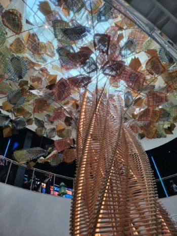 写真　豊かな文化遺産を象徴する「調和の木」のモチーフ（ジェトロ撮影）