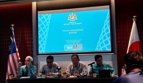 写真　閉館式と記者会見、左からムスタファMATRADE長官、ハイリルMITI事務次官、シャフリル駐日マレーシア大使、シャムスルMIDA長官（ジェトロ撮影）