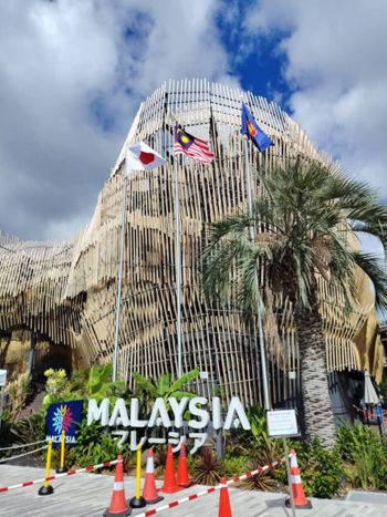 写真　マレーシア館の外観、「調和の未来を紡ぐ」のテーマを体現した竹のファサード（ジェトロ撮影）