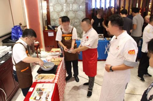 写真　現場で試食や商談（ジェトロ撮影）