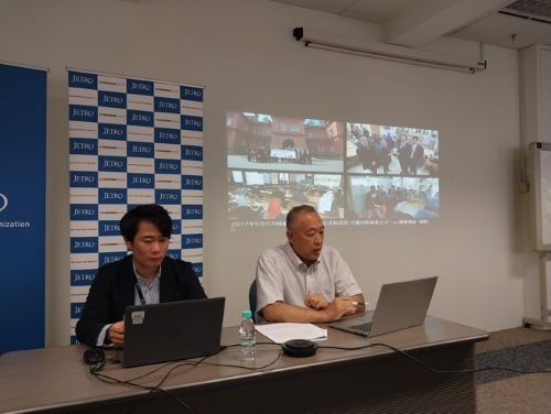 写真　井澤氏（右）による講演（ジェトロ撮影）