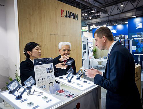 写真　ジャパンパビリオンを視察するブルチェック産業貿易相（展示会主催者提供）