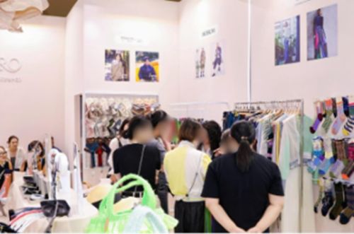 写真　ジャパンブースでの商談の様子（ジェトロ撮影）