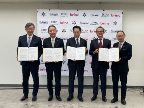 写真　調印式後のフォトセッションの様子（ジェトロ撮影）