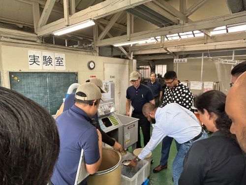 写真　大竹製作所のもみすり機の実演（ジェトロ撮影）