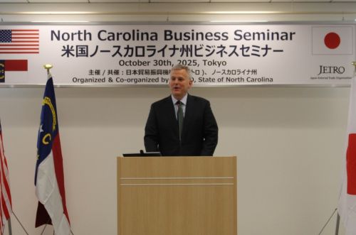 写真　講演するノースカロライナ州のスタイン知事（ジェトロ撮影）