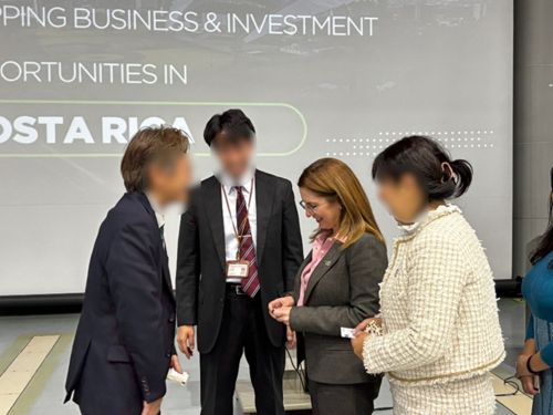 写真　スッシ大使との交流会の様子（ジェトロ撮影）