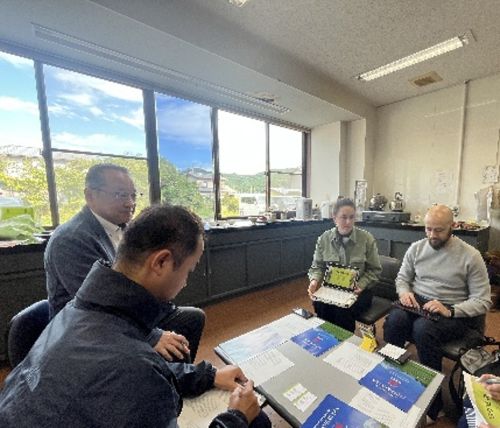 写真　スペインバイヤーと松浦製茶との商談の様子（ジェトロ撮影）