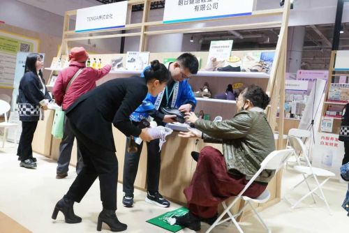 写真　ジェトロパビリオン（BtoCエリア）の様子（ジェトロ撮影）