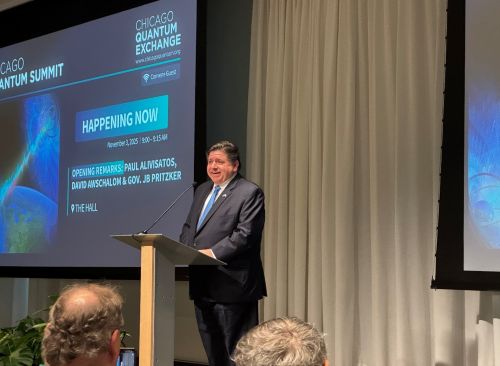写真　シカゴ量子サミットで講演するイリノイ州のプリツカー知事（ジェトロ撮影）