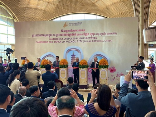 写真　テープカットの様子（左からフート・ハック観光大臣、マオ・ハーバナル氏、植野篤志・駐カンボジア日本大使、ザン・デビッド・エア・カンボジアCEO）（ジェトロ撮影）