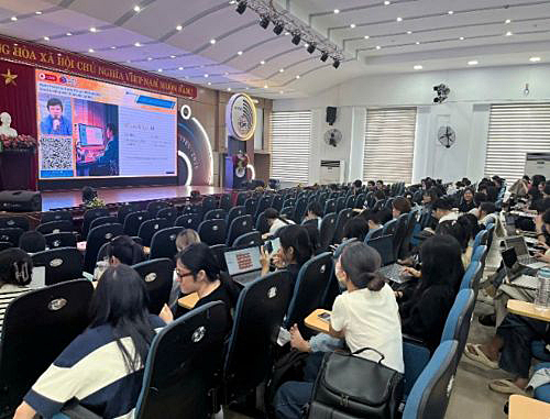 写真　ダナン大学傘下の外国語大学で聴講する学生たち（大学提供）