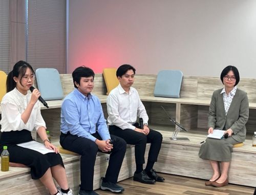 写真　フォーラムに登壇した（左から）チュイ氏、ロン氏、ヒエウ氏（ジェトロ撮影）