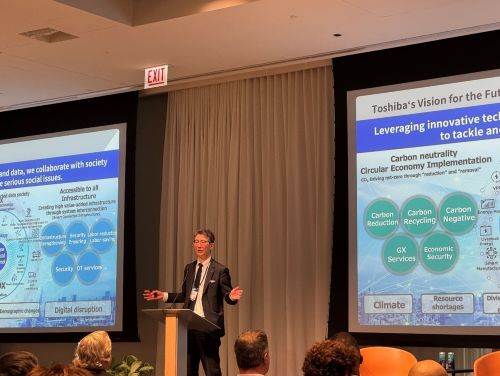 写真　シカゴ量子サミットで講演する東芝の島田社長（ジェトロ撮影）