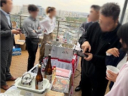 写真　イベントの試食と商談の様子（ジェトロ撮影）