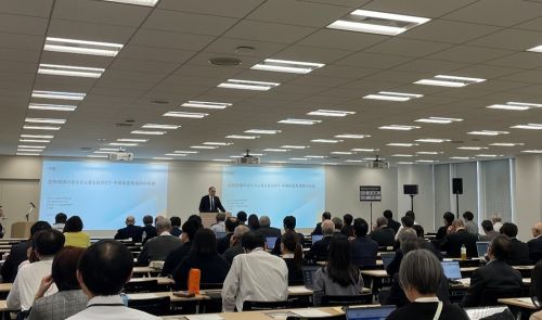 写真　洪所長による講演（ジェトロ撮影）