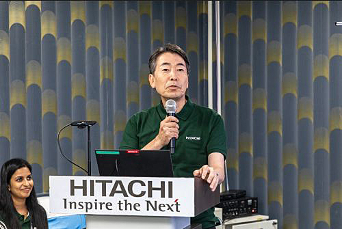 写真　式典で祝辞を述べる日立チャネルソリューションズの八木社長（同社提供）