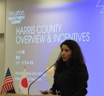 写真　講演するハリス郡のリナ・ヒダルゴ長官（ジェトロ撮影）