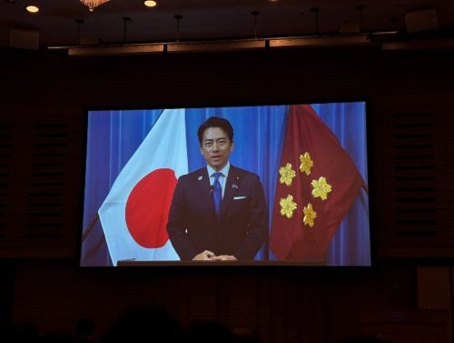 写真　開会のあいさつをする小泉防衛相（ジェトロ撮影）