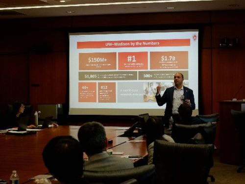 写真　ウィスコンシン大学マディソン校でジョーン・ガーネッティー産学連携室長のプレゼンテーション（ジェトロ撮影）