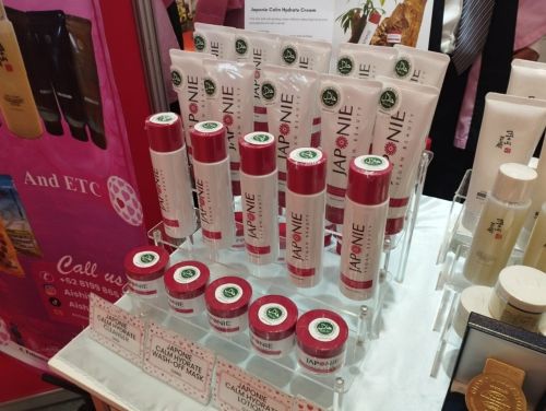 写真　ハラールシールの貼られた愛しとーと社の商品（ジェトロ撮影）