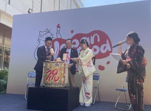 写真　開会の鏡開きの様子（ジェトロ撮影）