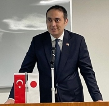 写真　セダット・ユルドゥズ商務参事官による説明（ジェトロ撮影）